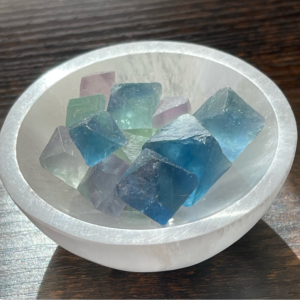Genuine selenite carved bowl - Picture 9 of 10